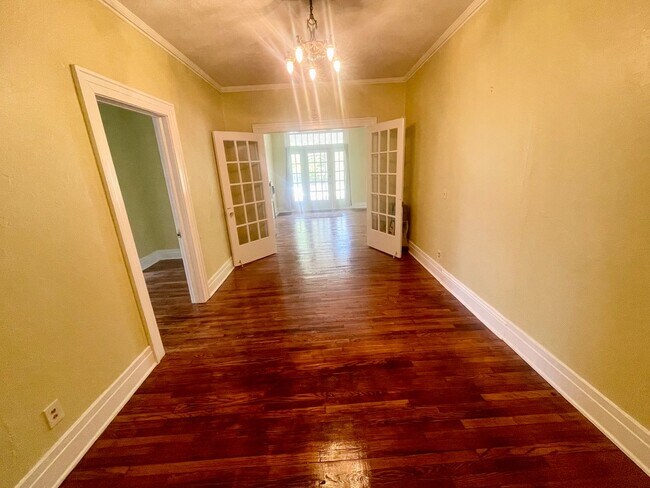 Building Photo - 828 N Jefferson St