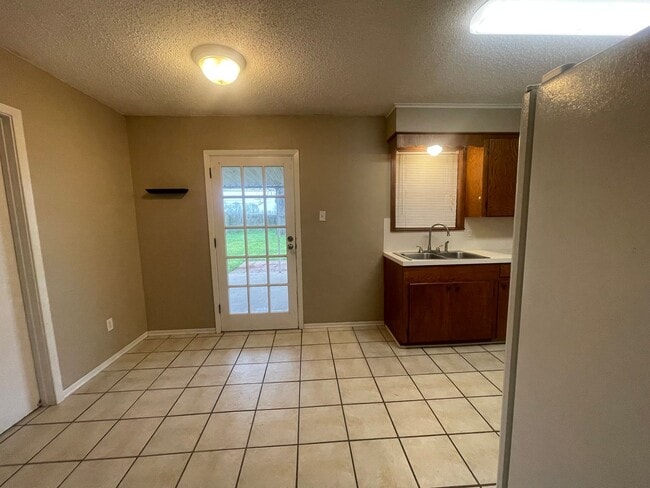 Building Photo - Sought after location in Shady Grove!