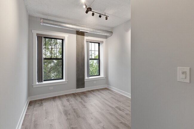Building Photo - 7645 N Sheridan Rd