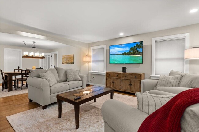 Building Photo - 29 Versailles Ave