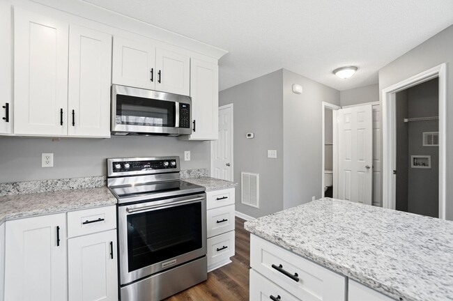 Building Photo - 2 Bedroom End Unit Townhome in University Heights!