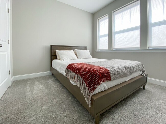 Building Photo - Beautiful Townhome at Manordale - LEASE TA...