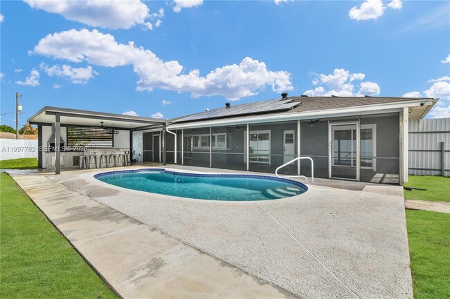 Building Photo - 702 NW Orchid St