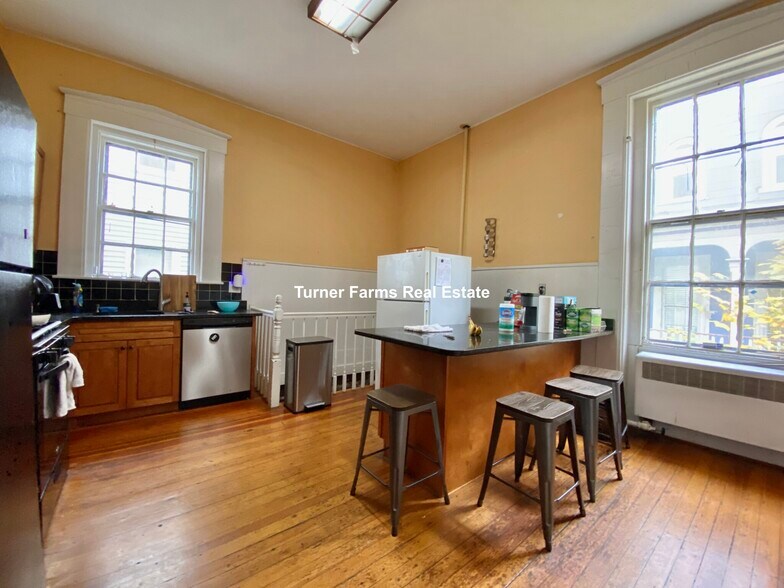 Building Photo - 139 Hillside St