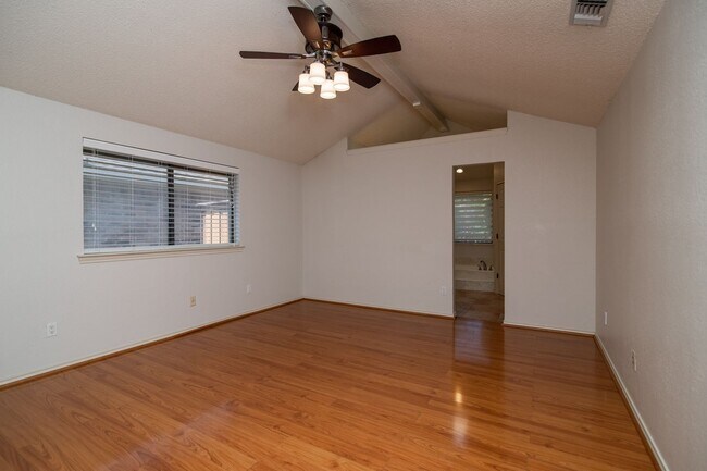 Building Photo - Move in Ready! 3 bed 2 bath with pool!