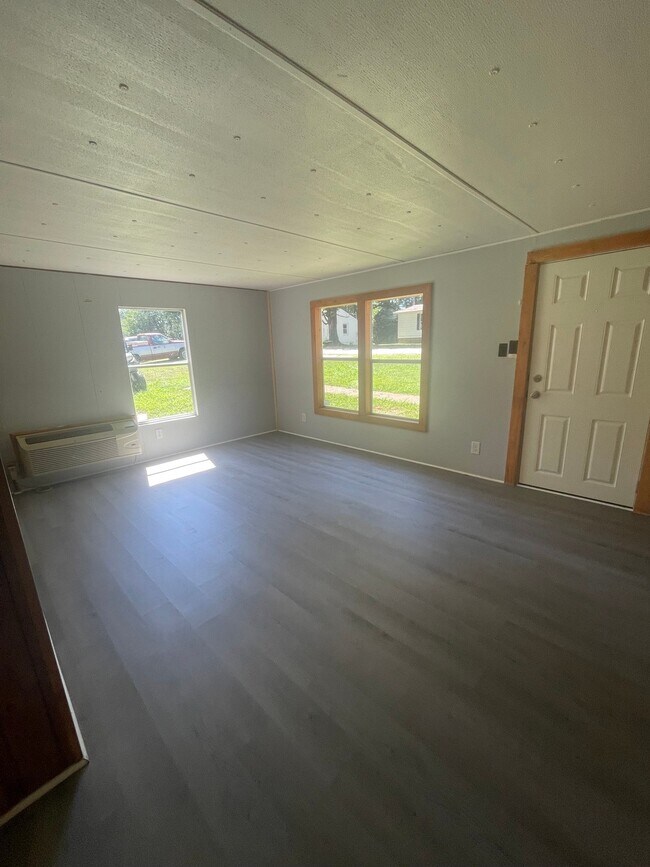 Building Photo - 114 Thomas Dr