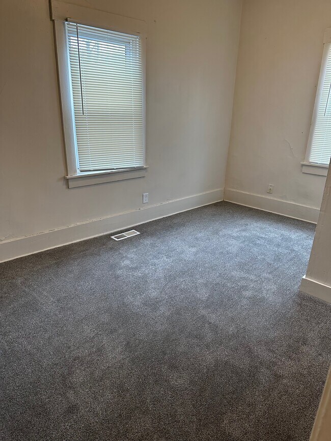 Building Photo - 1306 N Walnut St