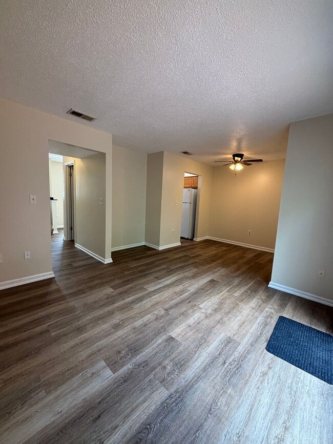 Building Photo - Beautiful 3 bedroom 1.5 Bath Fully Remodel...
