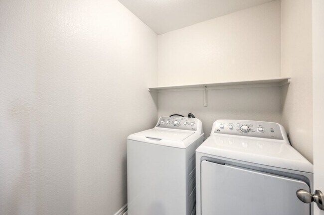 Building Photo - Fully Upgraded - 4bedroom & 2.5 bathrooms-
