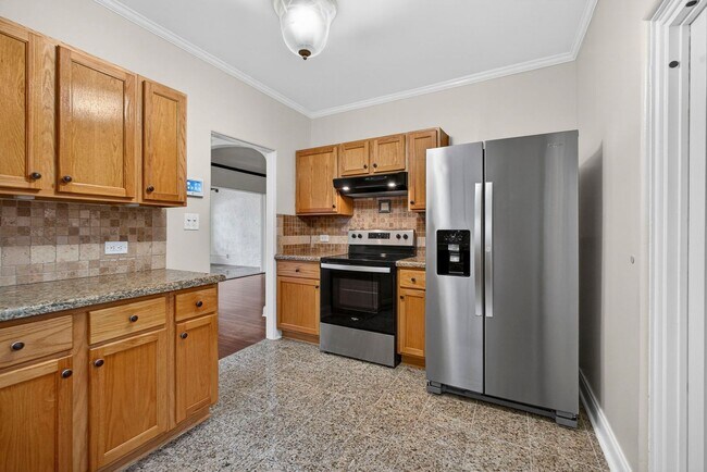 Building Photo - Historic West Palm Beach single-family home, with guest cottage!