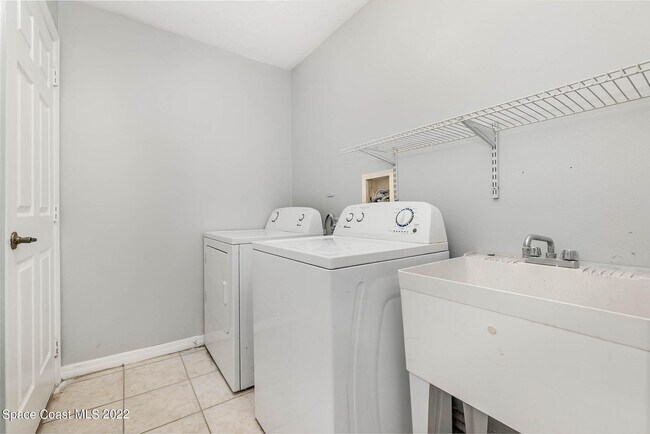 Building Photo - 2187 Hedgerow Dr
