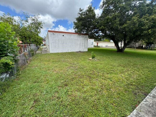 Building Photo - 6842 SW 15th St