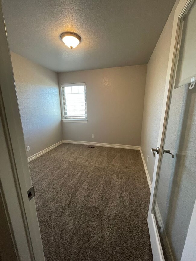 Building Photo - Start a Lease by 2/28/25 and pay $2,800 fo...