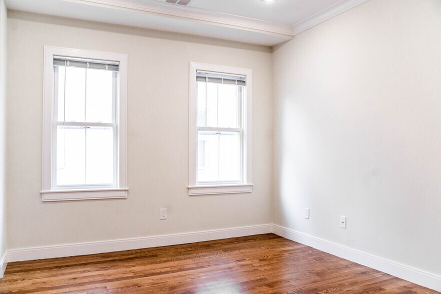 Building Photo - 11 Falkland St
