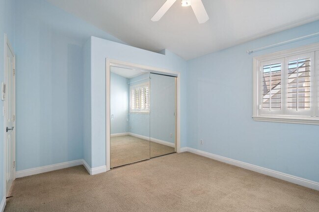 Building Photo - Spacious detached townhome available in So...