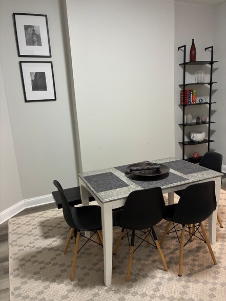 Building Photo - 118 N Mozart St