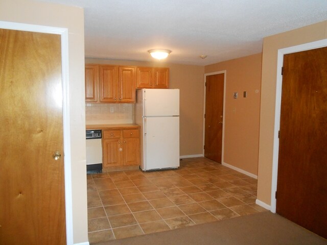 Building Photo 3 - 215 Mammoth Rd