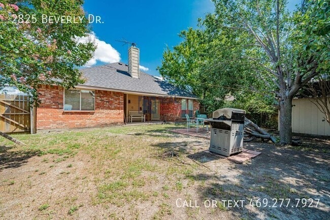 Building Photo - 2825 Beverly Dr