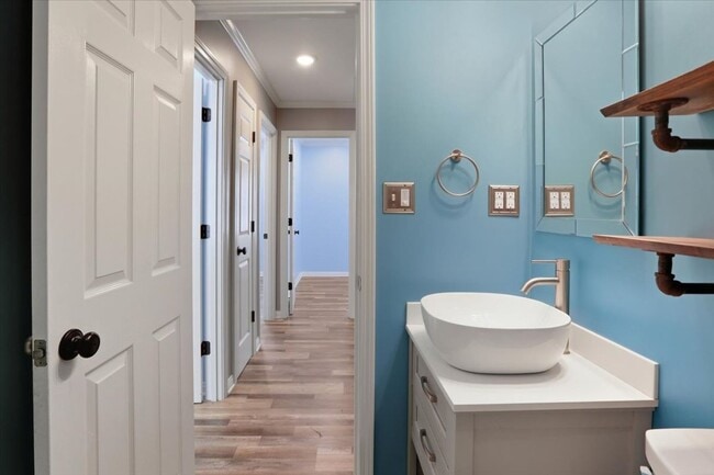 Building Photo - Charming 3-Bedroom Ranch in a Convenient L...