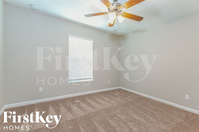 Building Photo - 1133 SW Eleuthera Ave