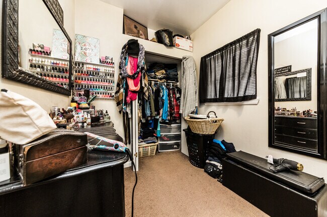 Building Photo - 1028 E Warrington Ave