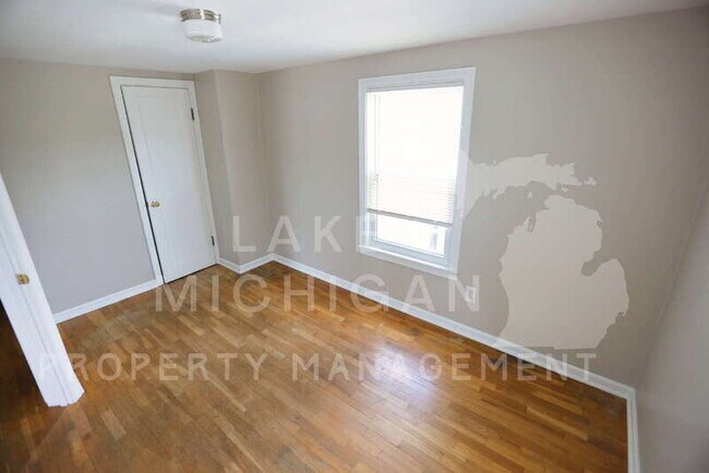 Building Photo - 841 Capen St NE