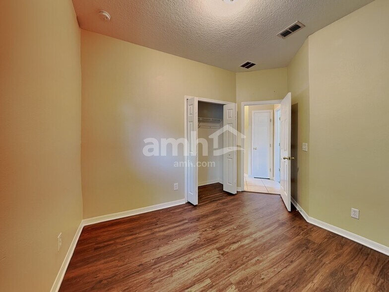 Building Photo - 1619 Lakelet Loop