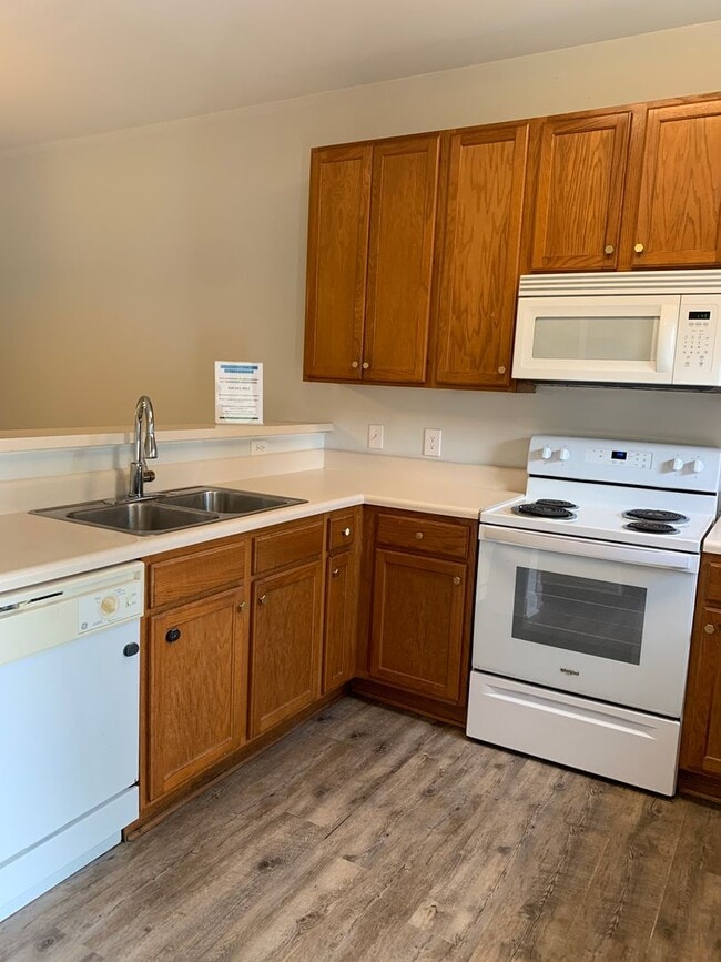 Building Photo - 2 Bedroom 1.5 Bath Townhome in Pleasant Gr...