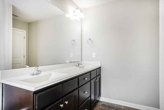 Building Photo - 229 Darecrest Ln