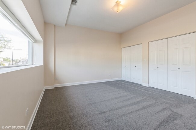 Building Photo - 5758 N California Ave