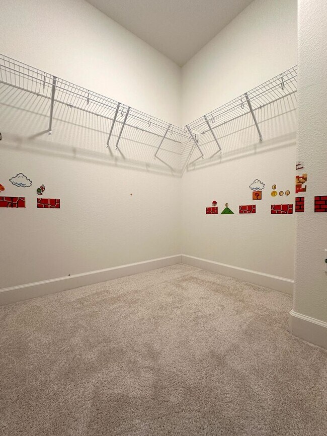 Building Photo - Beautiful Newer 5 Bedroom, 4 Bath in the h...