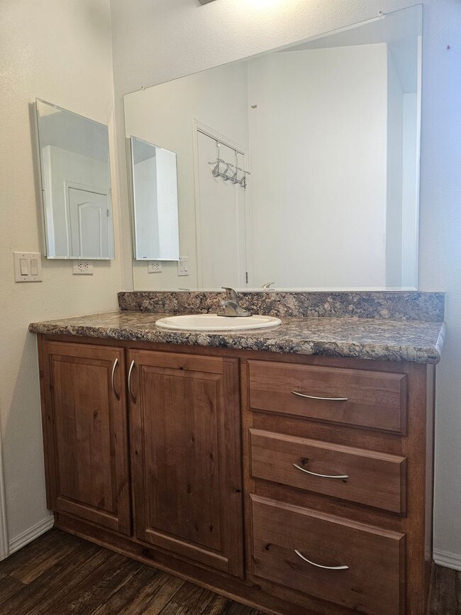 Building Photo - Very cute 3 bed/2 bath manufactured home w...