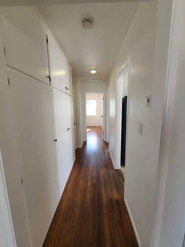 Building Photo - Spacious Ocean Beach 2 bed 1 bath just a few steps from Colliers Park.