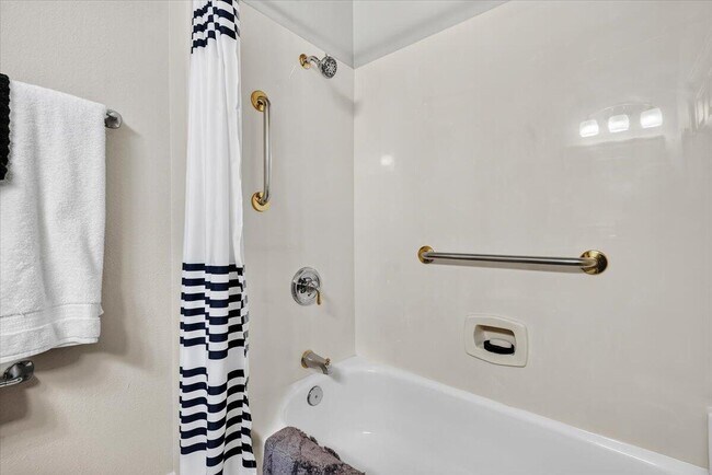 Building Photo - 39305 Fernwood Glen Ct