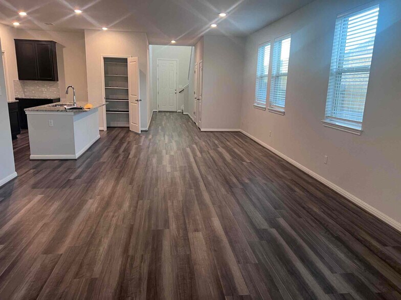 Building Photo - 128 Tucana St