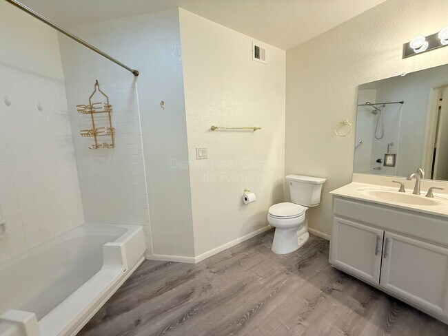 Building Photo - 4536 E Cheyenne Dr