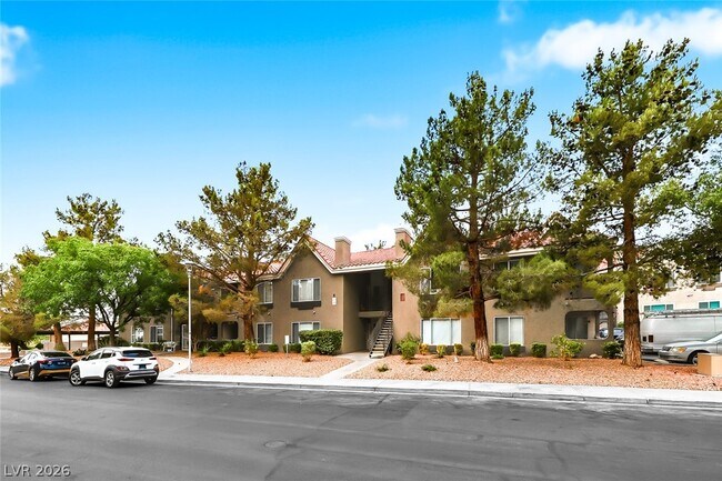 Building Photo - 700 Capri Dr
