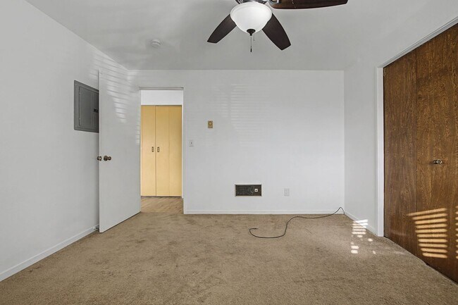 Building Photo - 421-423 Toliver Rd