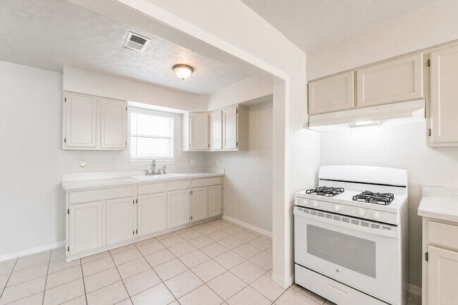 Building Photo - 5514 Vickita Dr