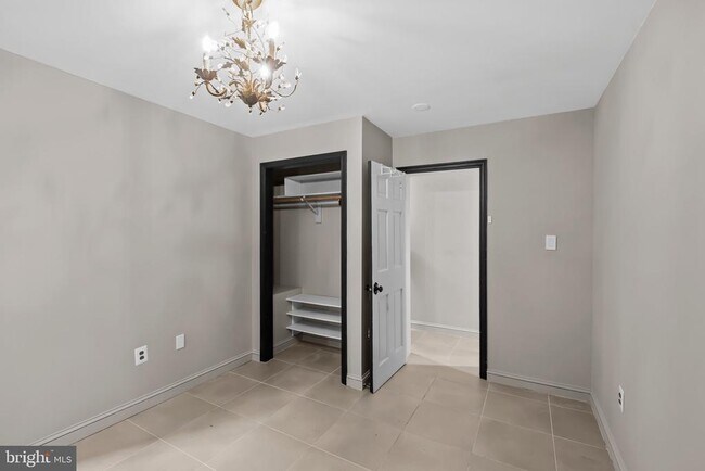 Building Photo - 810 Queen St