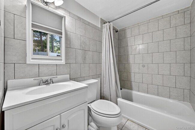 Building Photo - 731 Manette Ln