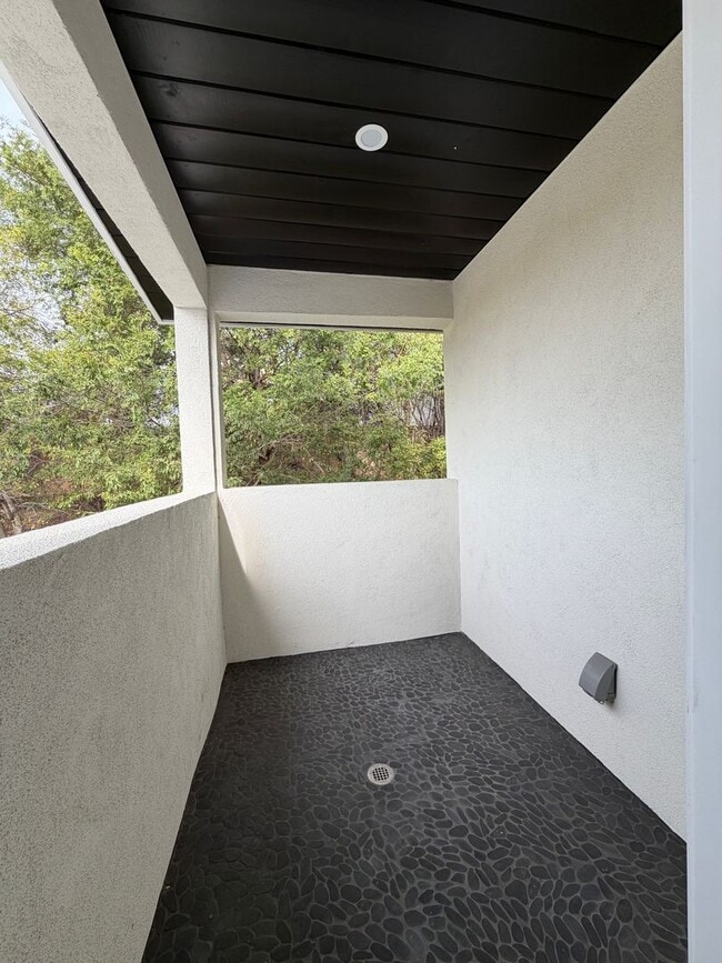 Building Photo - 11705 Woodley Ave