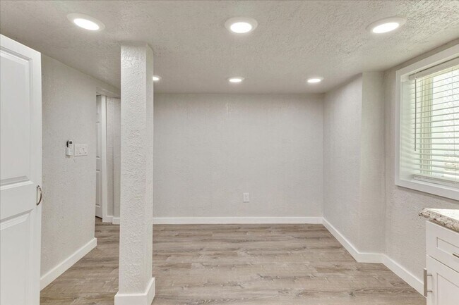 Building Photo - 672 S 200 W