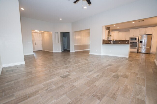 Building Photo - Executive home in The Estates at Holiday! ...