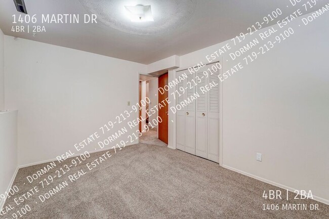 Building Photo - 1406 Martin Dr