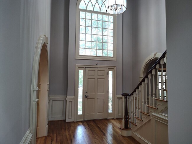 Building Photo - Stunning home located in the Popular Piper Glenn Community!