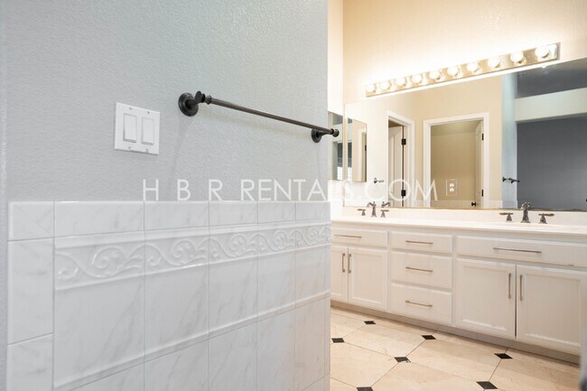 Building Photo - 422 Meyenberg Ave