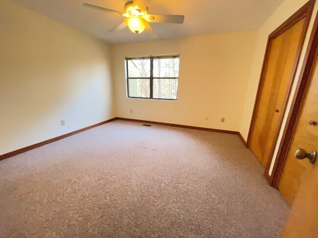 Building Photo - Lovely, updated 2br in Weatherhill. Great location & Carrboro charm!