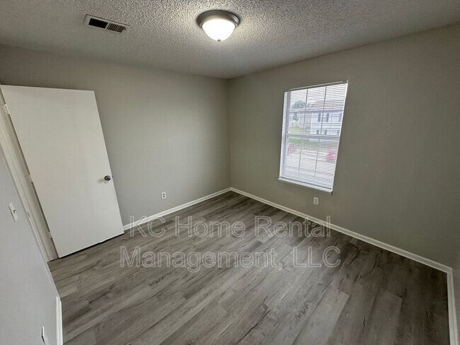 Building Photo - 812 Saddlewood St