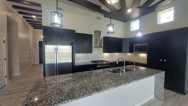 Building Photo - Beautiful 4 bedroom 2.5 bathroom home! READY NOW